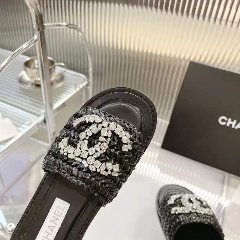 👟👟Ex-factory price 520👟👟 [Ready stock] 𝐂𝐡an𝐞𝐥 23 hot items! bing bing 23 early spring vacation series, the most beautiful rhinestone woven slippers, everyone is crazy to stock up, they are all crazy, it is really long grass, leisurely charm, close your eyes and enter the series!  💭Color: Black/Apricot/White 💭Upper: The upper is made of imported raffia and is fully hand-woven and very comfortable! The hand-made diamond jewelry is sparkling enough 💭Inner pads: imported sheepskin lining and pads 💭Outsole: genuine leather outsole (complex leather outsole with ten grooves and stitching, very particular about material workmanship) 💭Code number: 35-42 (41 and 42 are custom-made and cannot be returned or exchanged)